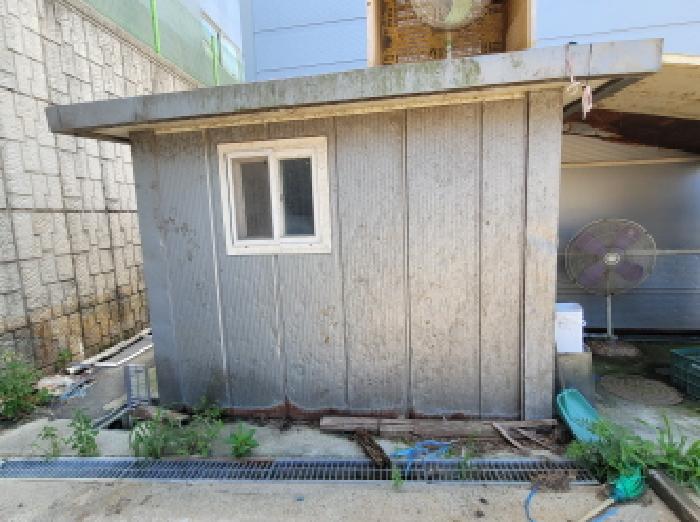 목록 4. 건물(2동)과 뒤쪽에 소재하는 제시외 판넬 창고