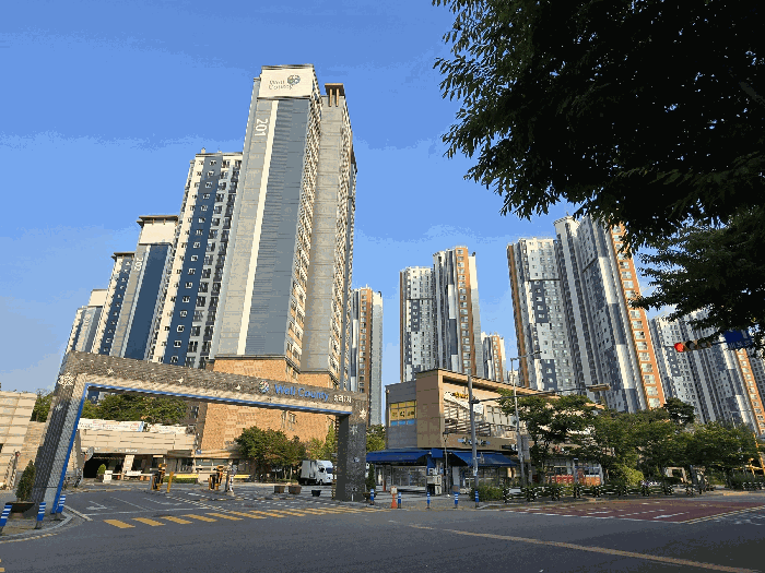 본건 단지 출입구 및 전경
