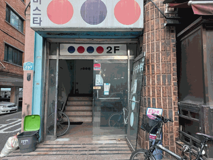 본 건물 2 ~ 4층 외부 출입문
