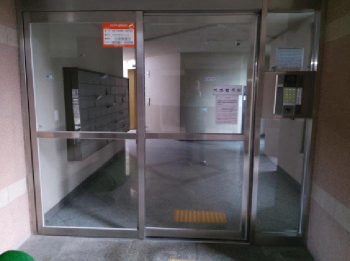 * 본건 목적물 소재 동 공동출입구 전경