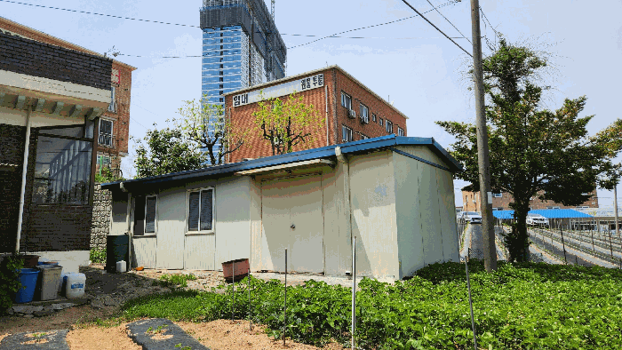 기호(1) 창고 전경(남동측에서 촬영)