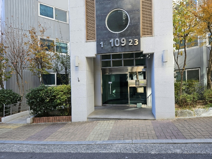 [1층 출입구]