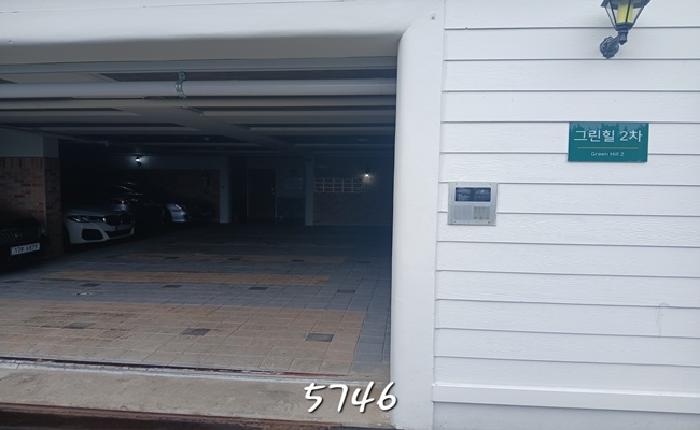 본건 지하 1층 출입구 전경