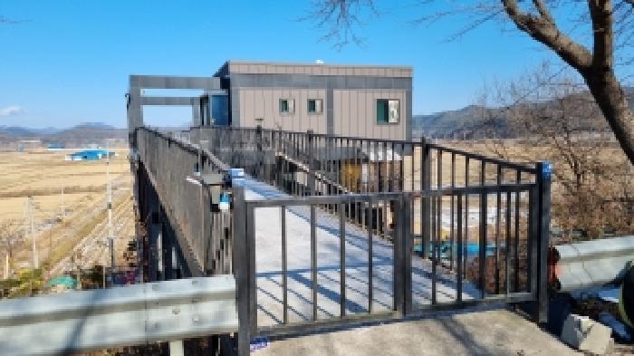 순창 풍산 대가 513-3 경매물건1번(현,대) 및 경매물건2번 건물(도로가에서 연결된 철구조 다리 사진