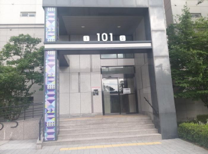 * 본건 목적물 소재 동 1층 공동출입구 전경