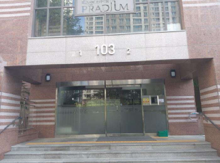 * 본건 목적물 소재 동 공동출입구 전경