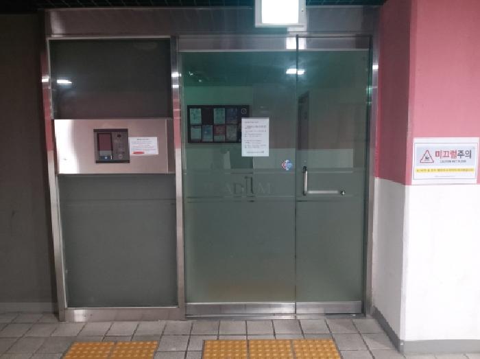 * 본건 목적물 소재 동 공동출입구 전경