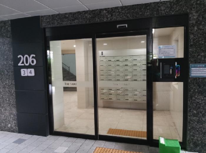 * 본건 목적물 소재 동 공동출입구 전경