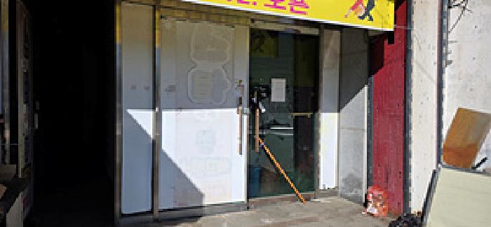 본 부동산 건물 2,3층 출입문 모습