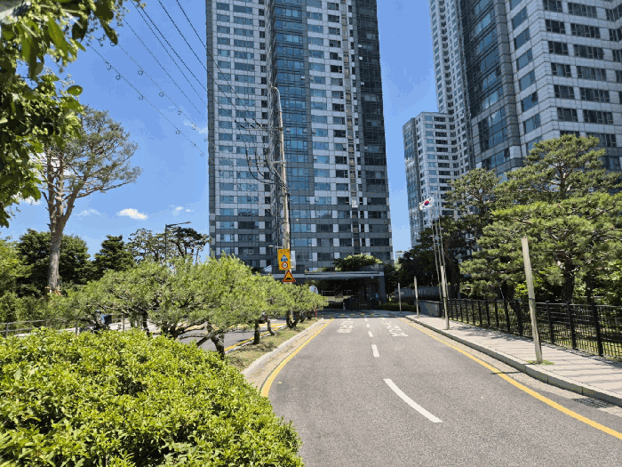 본건 아파트 단지 정문 출입구