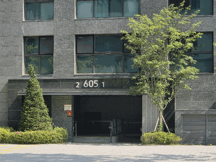 본건출입구