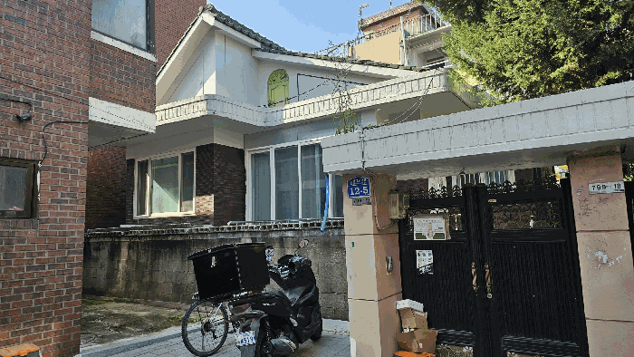 < 남동측에서 본 본건 전경 >‘><br /><img src=