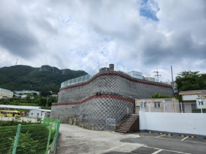 아래쪽 온누리교회 주차장에서 본 본건 (2층 담벽 위에 본건 공장 등 존재)