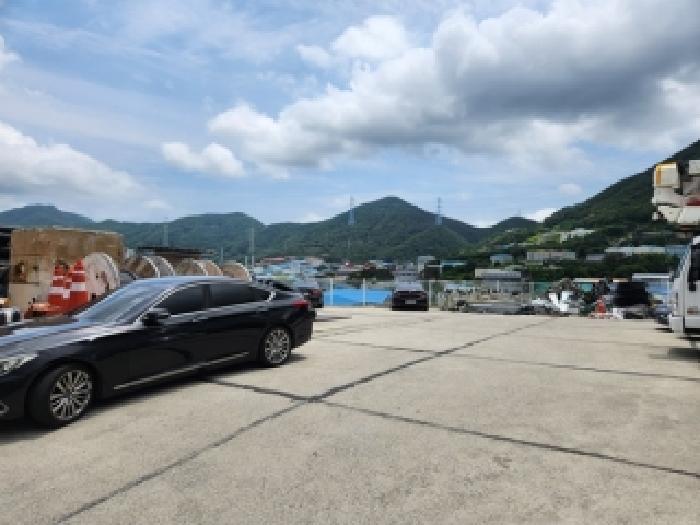 본건 공장 건물 앞 부지(일부는 표시3.에 소재하는 것으로 보임)