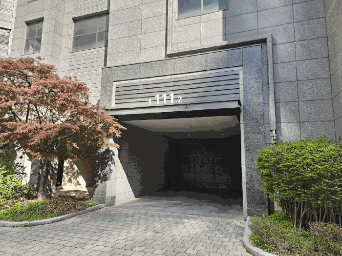 [본건 공덕자이 제111동 출입문 전경]