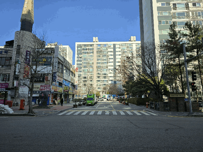 대상물건 남측 가람아파트 상가 및 아파트 출입구 전경