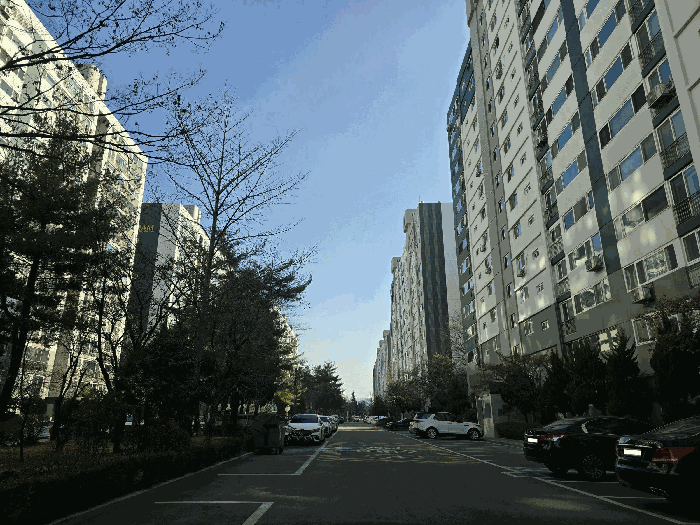 대상물건 아파트 지상 주차장 및 내부 도로 전경