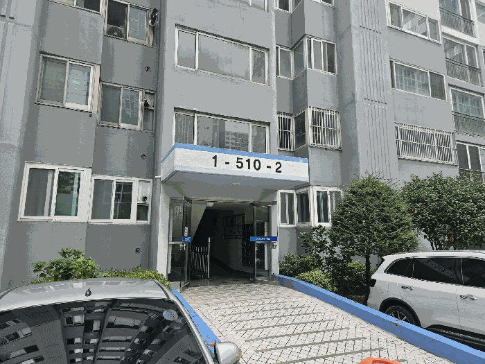 본건 출입구