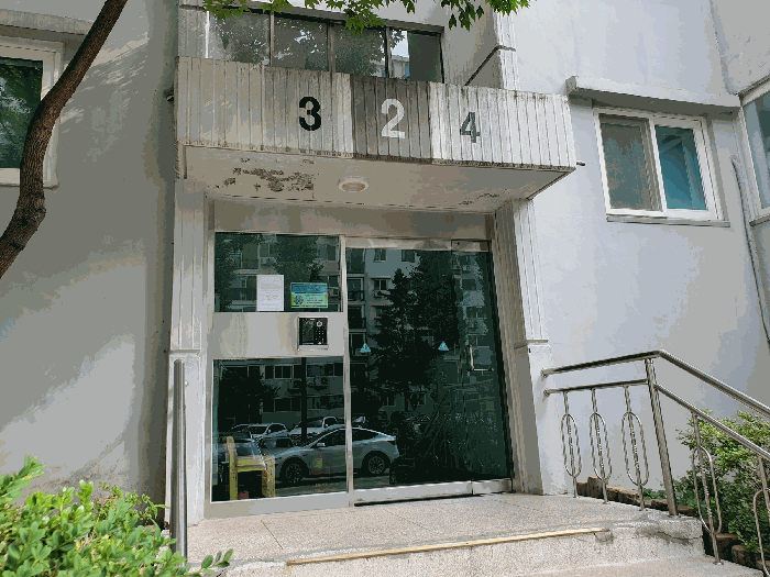 본건 소재 건물 2동 공동출입구