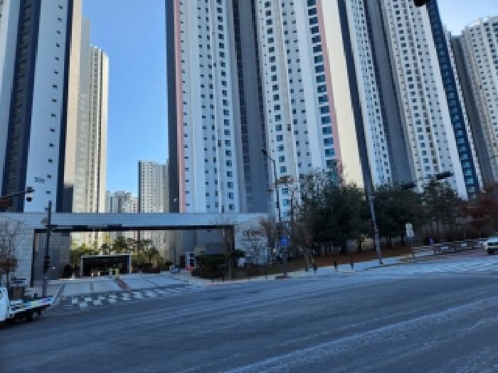 - 본건 아파트 출입구