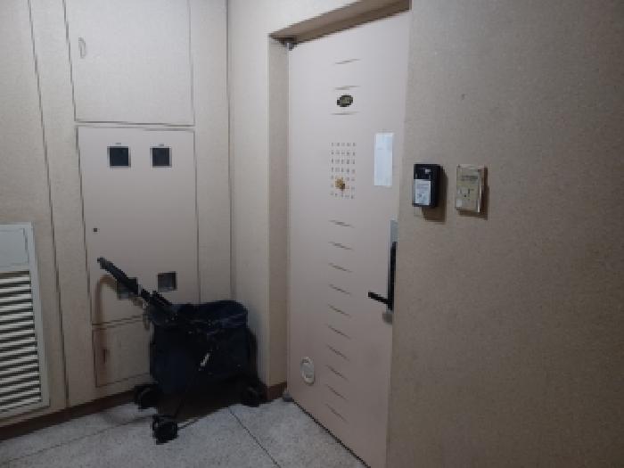 본건 산들마을아파트 408동 1402호 현관문 앞쪽 현황사진