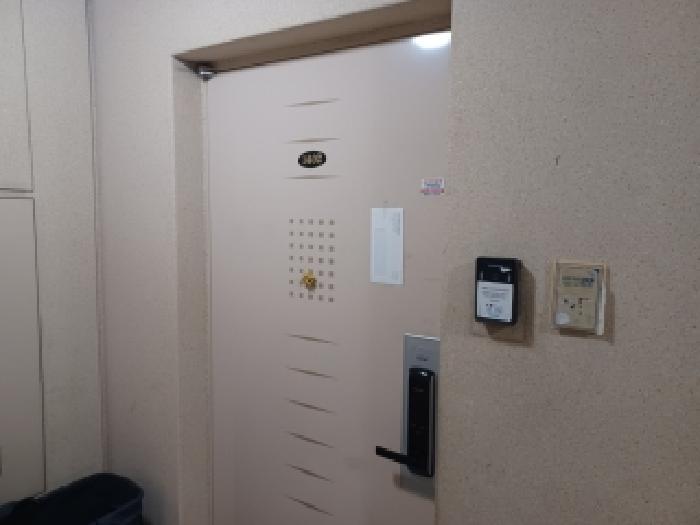 본건 산들마을아파트 408동 1402호 현관문 현황사진