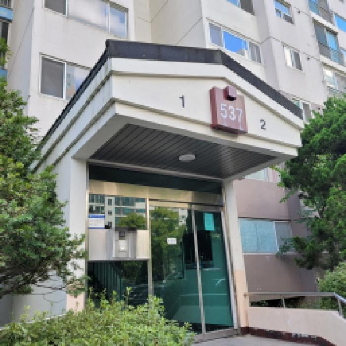 공동현관 출입구 전경(`537`동 표시 있음)