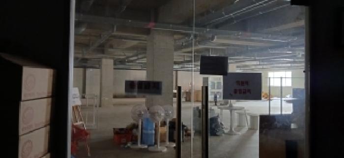 지하층 출입문(