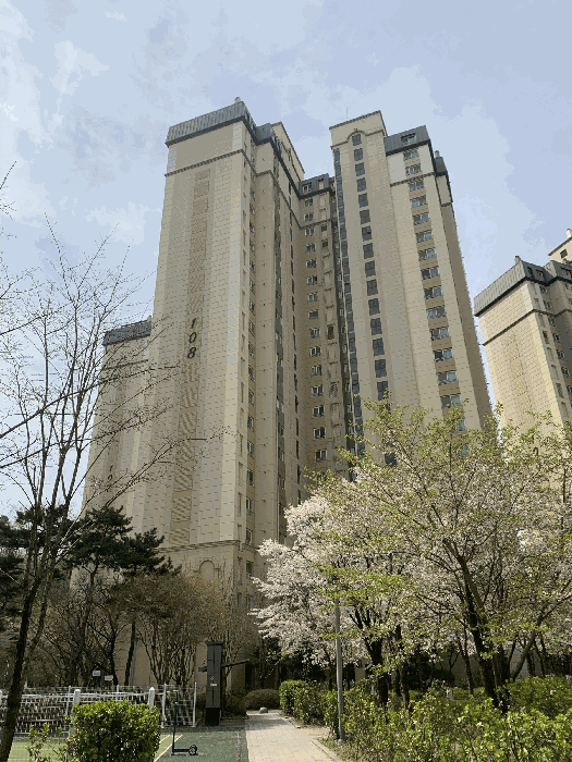 대상물건 소재 건물 전경