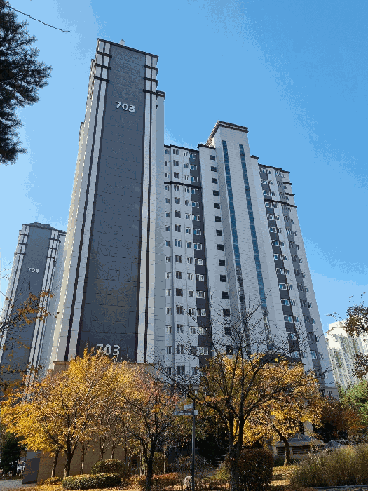 본건 건물 북동측 전경