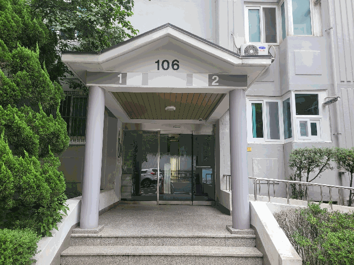 본건 출입구전경
