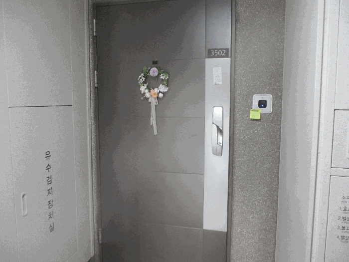 본건 출입문