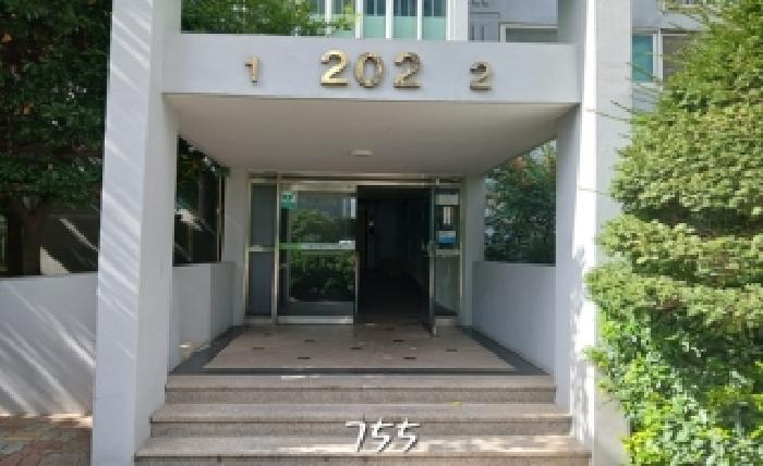 본건 공동 현관앞 전경