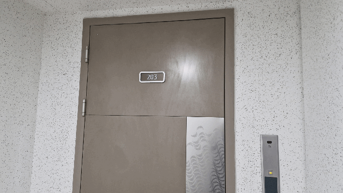 본건[105동 203호]: 폐문부재