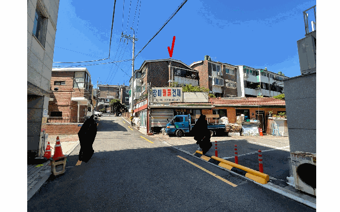 본건 소재 건물 동측에서 촬영