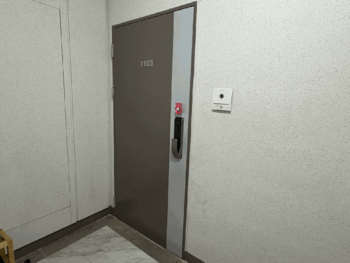 본건 현관문 전경