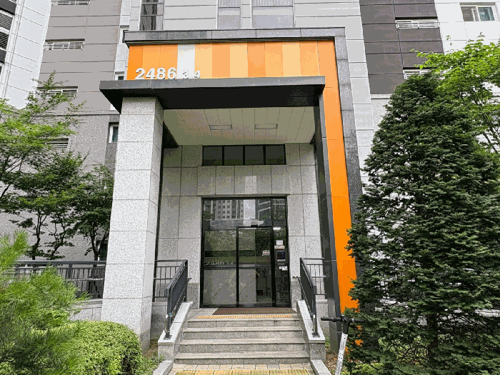 본건 공동현관문 전경