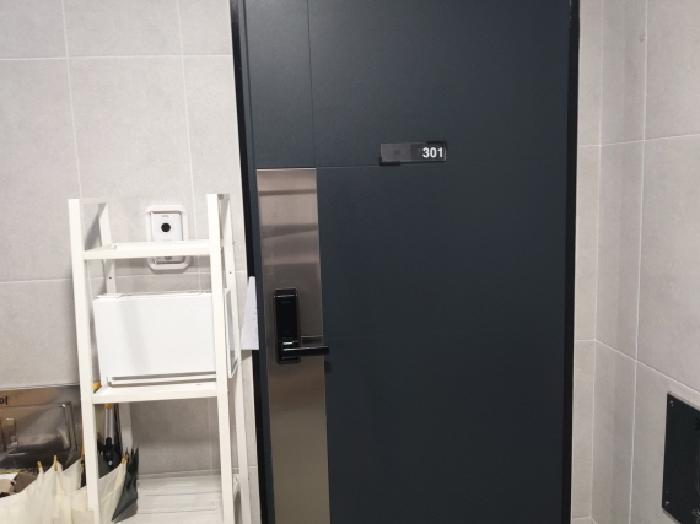* 본건 목적물 전경(301호 현관문)