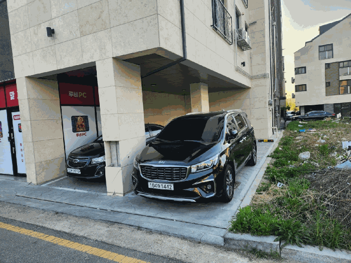 본건 다가구 주택 지상주차장