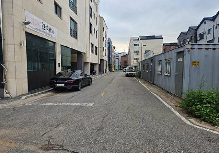 1층 상가 앞 도로변 전경