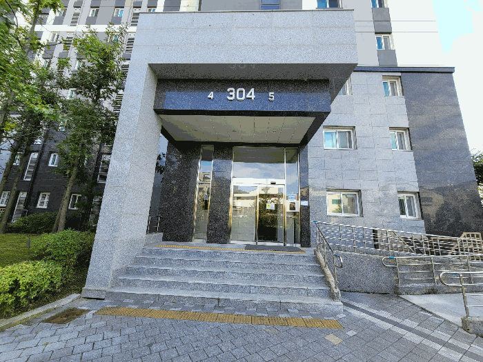 본건 출입구
