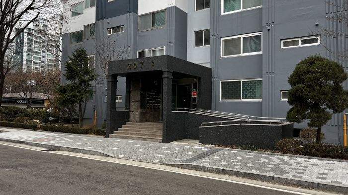 본건 건물 공동 출입문