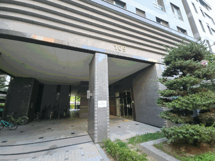 109동 1층 공동출입문 전경