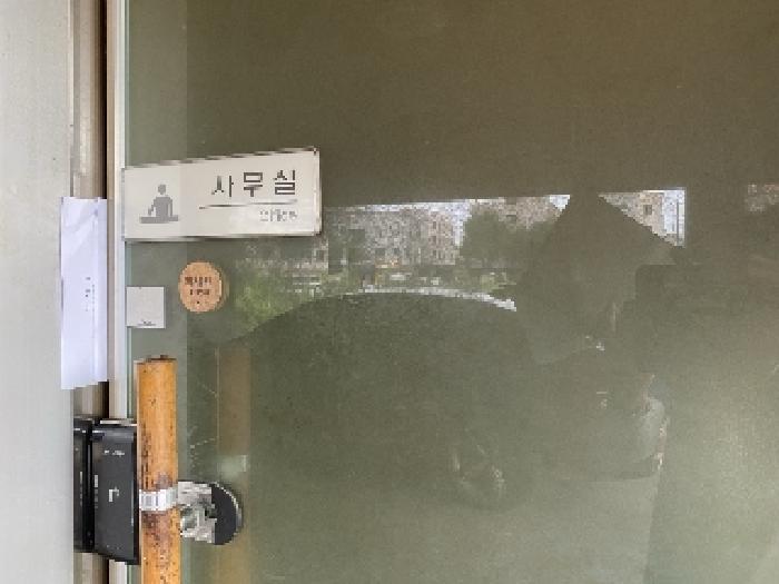 1층 공인중개사 사무소 출입문(안내문)