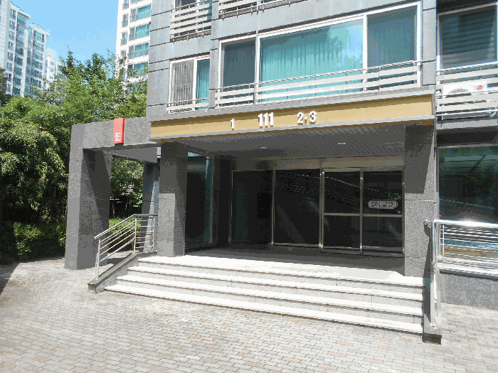 [111동 출입문]
