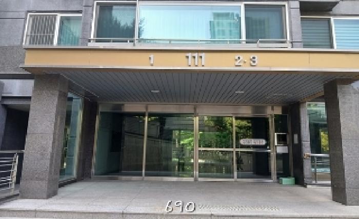 본건 공동 현관앞 전경