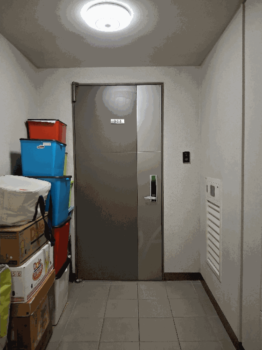 304호 현관