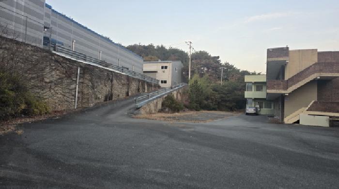 공장 진입도로의 전경