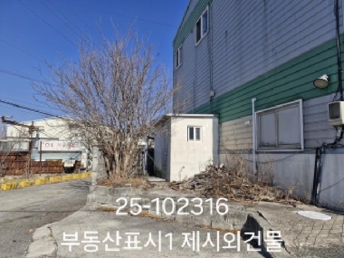 본건 목록 2 건물에 부착된 제시외로 추정되는 맞춤형컨테이너 1동