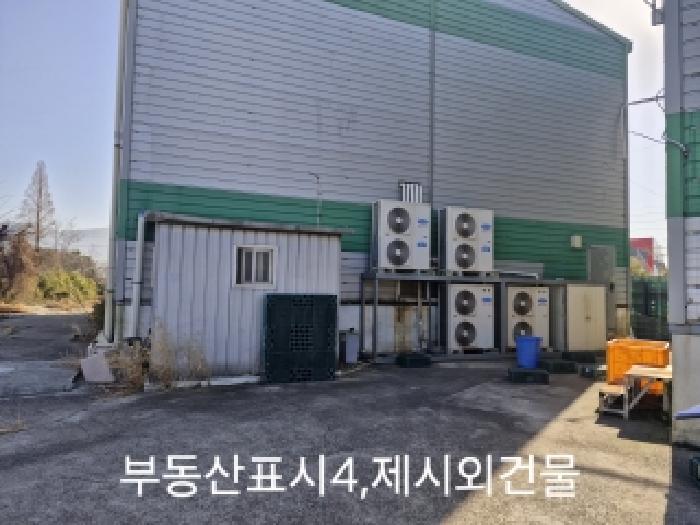 본건 목록 4 건물에 부착된 제시외로 추정되는 맞춤형컨테이너 1동